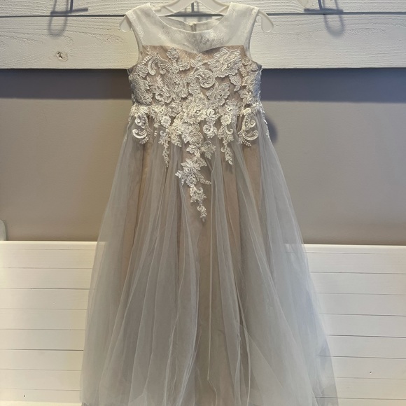 David’s Bridal Flower Girl Dress with Applique. Ivory/Champagne. Style 1411. - Picture 2 of 5
